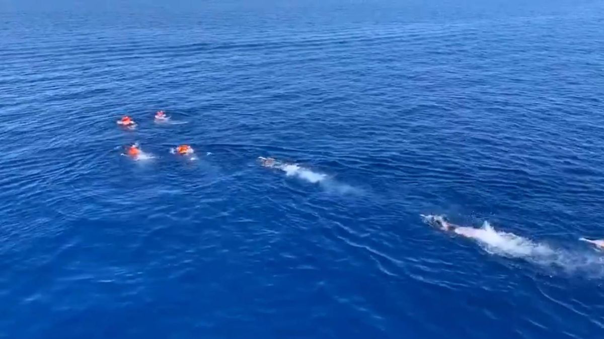 Migrantes del Open Arms se lanzan al agua para alcanzar Lampedusa (Italia)