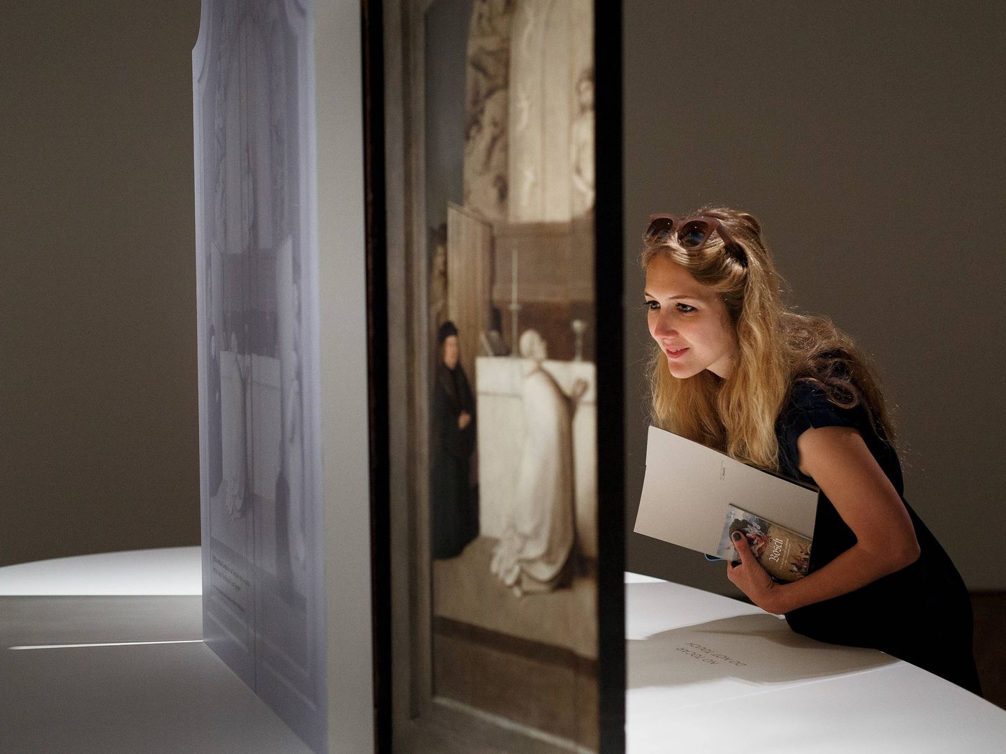 Una mujer admirando una obra de El Bosco en el Museo de el Prado (Getty Images)