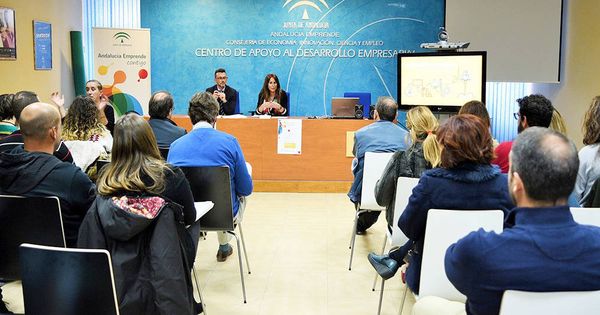 Foto: La delegada de Economía en Cádiz acompañada del director provincial de Andalucía Emprende en esta provincia. (CADE)