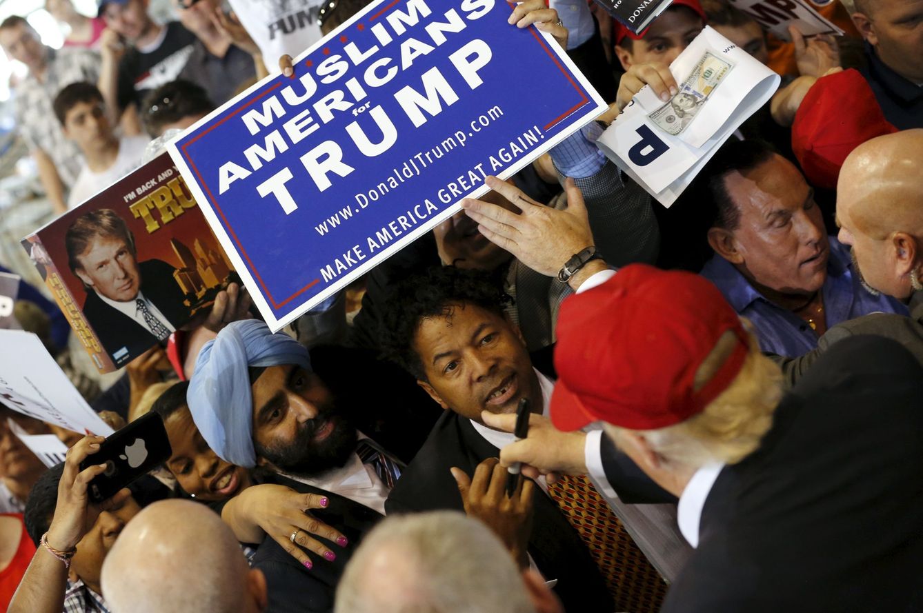 El candidato republicano, Donald Trump, con seguidores musulmanes (Reuters)