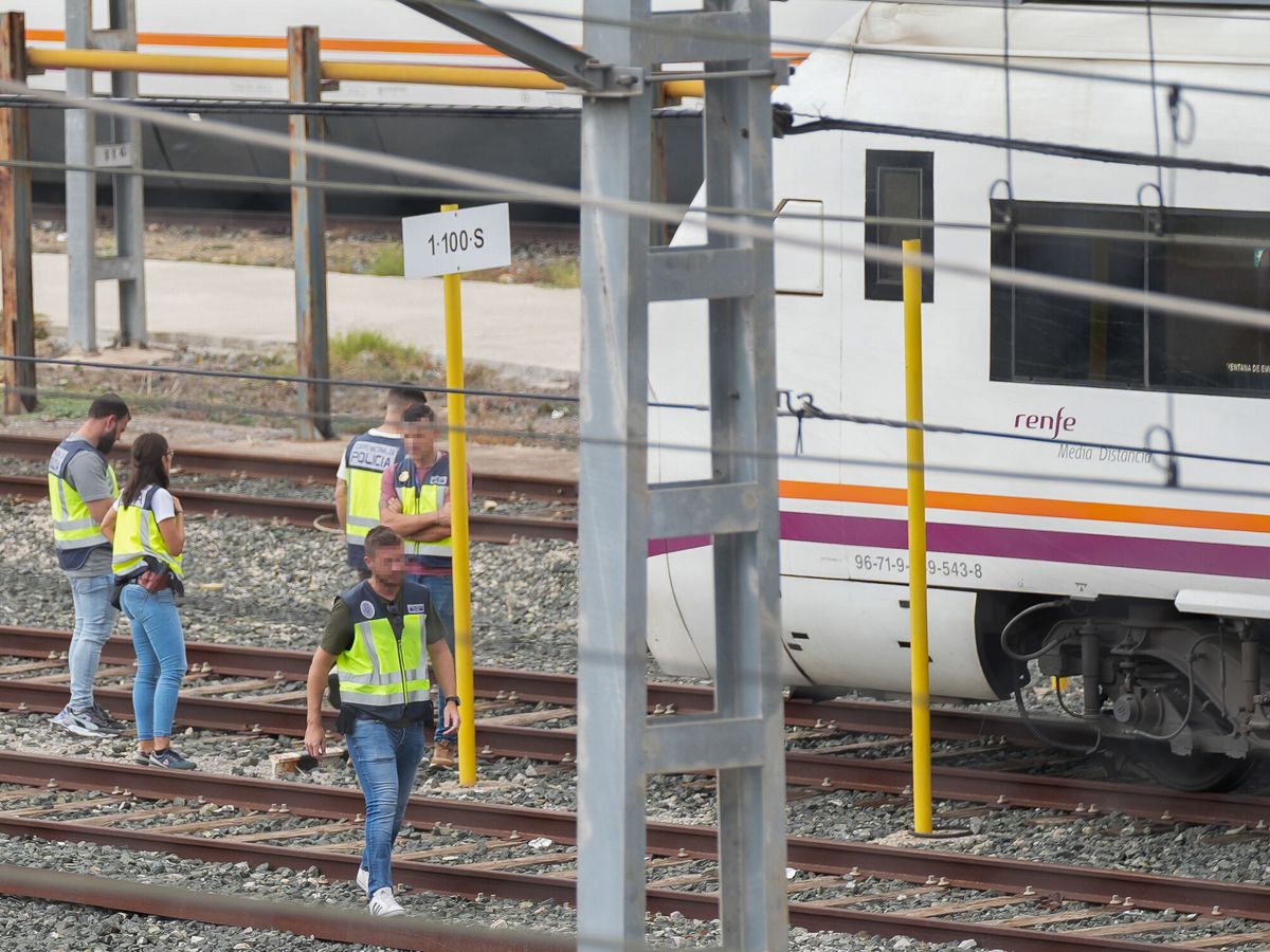 Foto: La policía junto a los trenes donde se ha localizado el cadáver. (María José López /Europa Press)