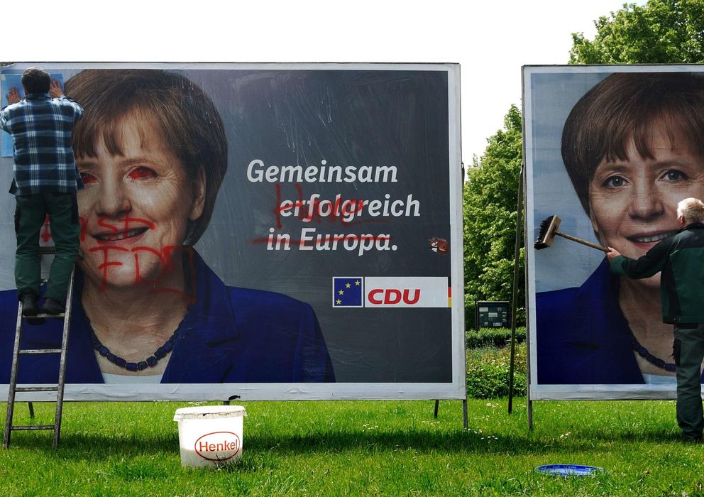 Foto: Carteles electorales con el rostro de la canciller Angela Merkel para las europeas, en Berlín (Reuters). 