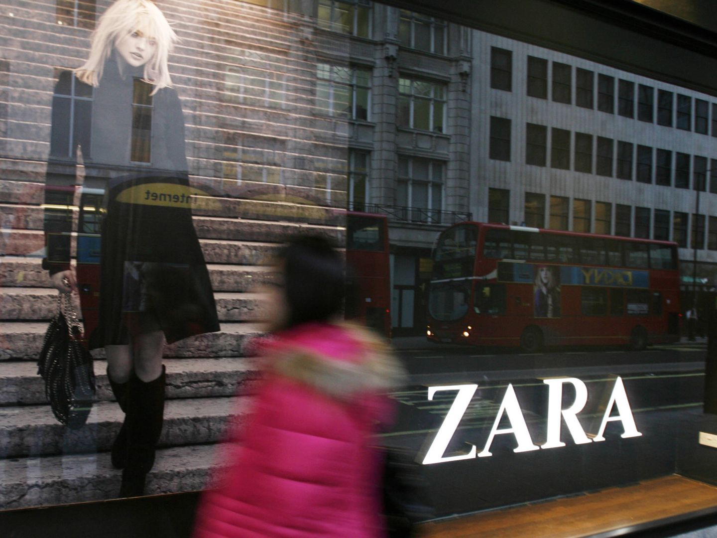 Una mujer pasa delante de un escaparate de Zara en Oxford Street, Londres. (Reuters)