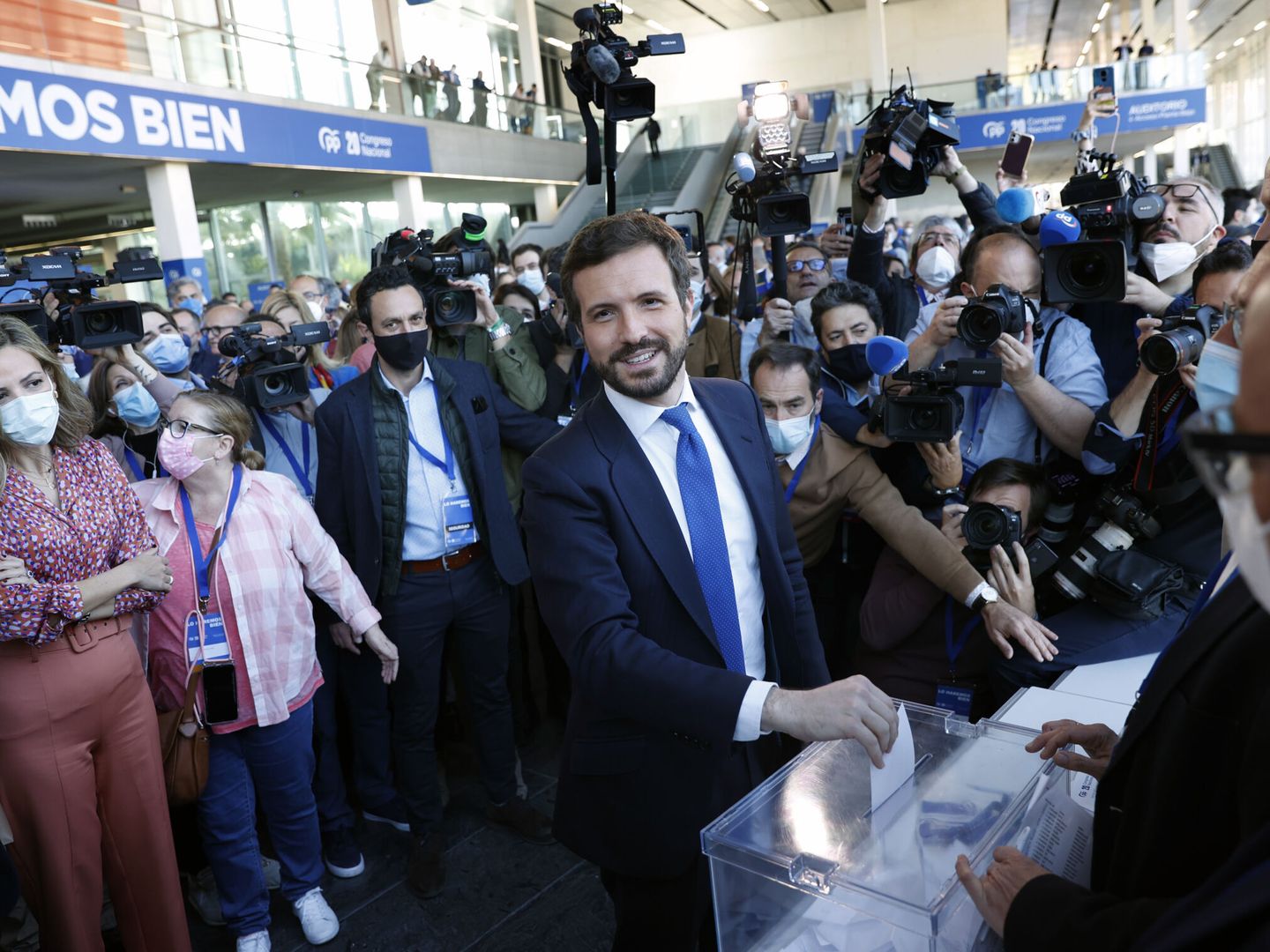 Pablo Casado vota para elegir al nuevo presidente del PP. (EFE/Julio Muñoz)