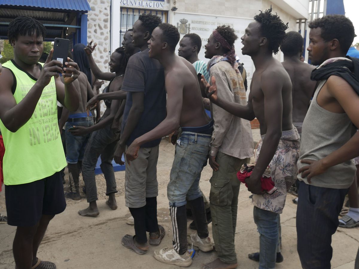 Foto: Decenas de migrantes entran en Melilla tras romper la puerta de paso fronterizo. (EFE/Paqui Sánchez)