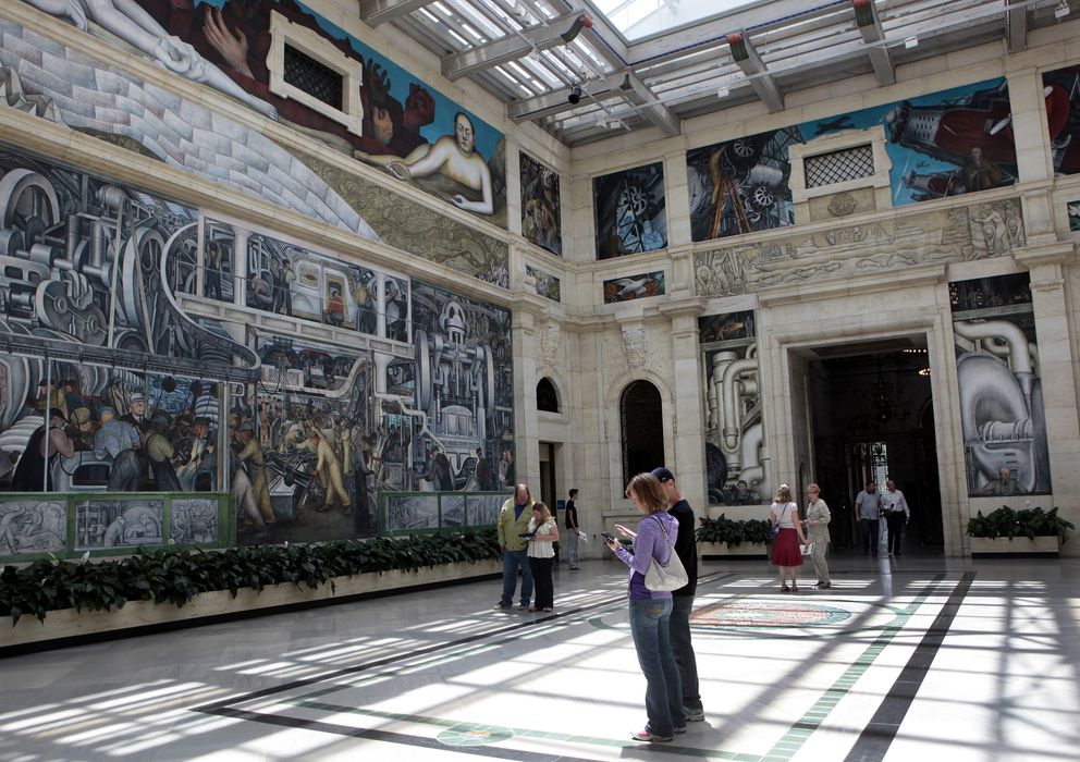 Foto: Visitantes del Detroit Institute of Arts (DIA) ante el mural de Diego Rivera. (Reuters) 