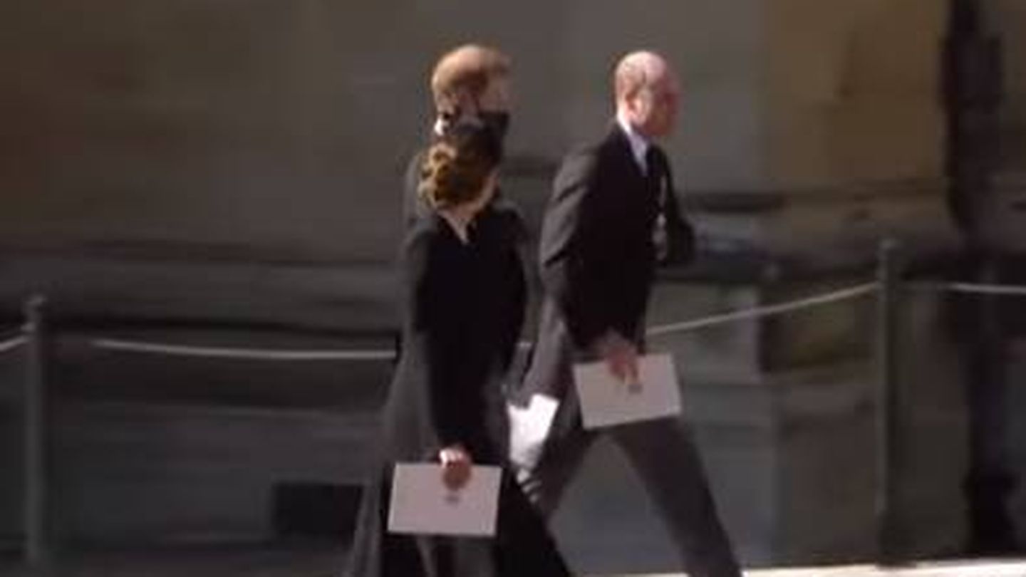 La conversación entre Harry, Guillermo y Kate a la salida del funeral. (YouTube)