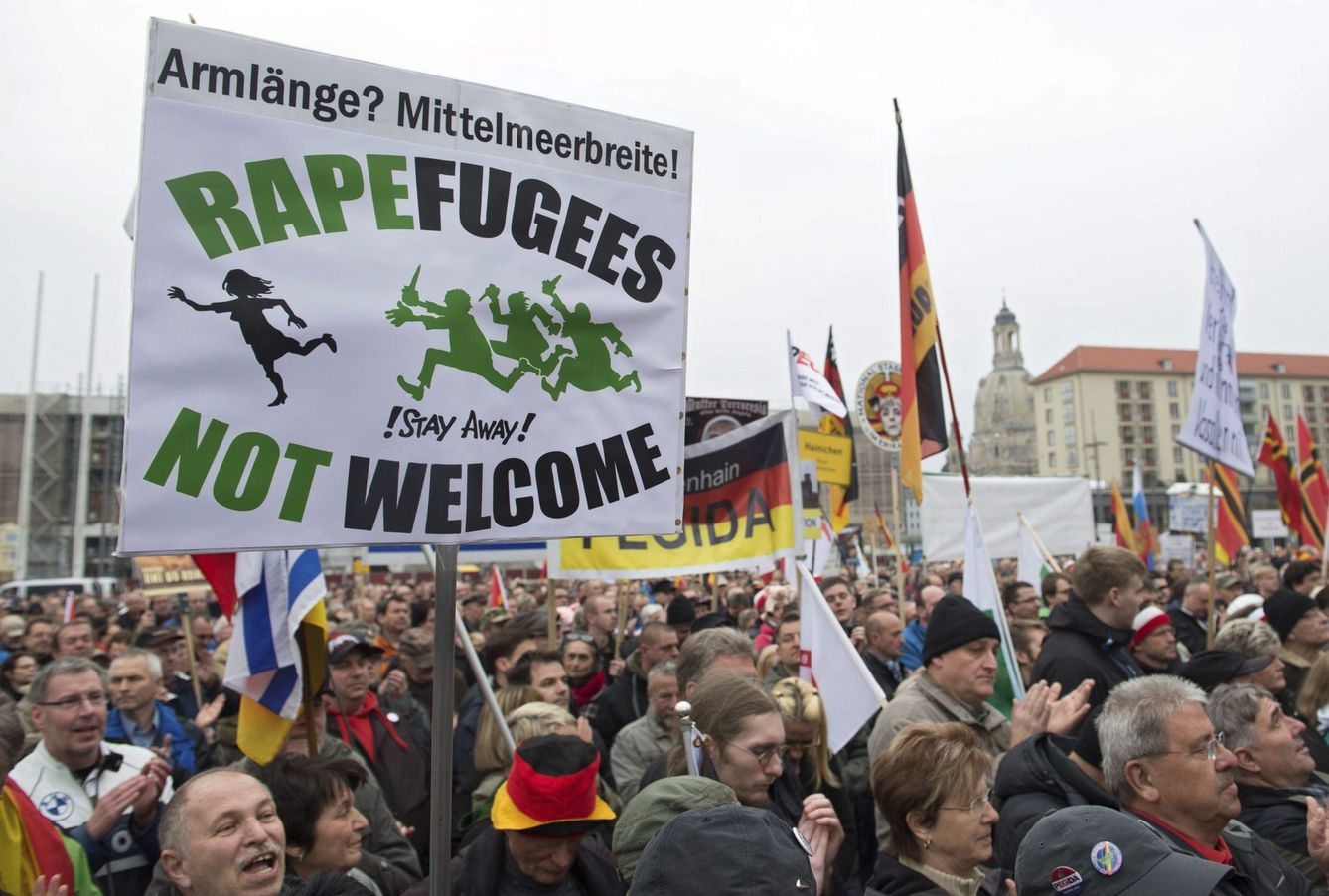 Partidarios del movimiento xenófobo Pegida (Patriotas Europeos contra la Islamización de Occidente) participan en una manifestación en Dresde, el 11 de abril de 2016 (EFE)