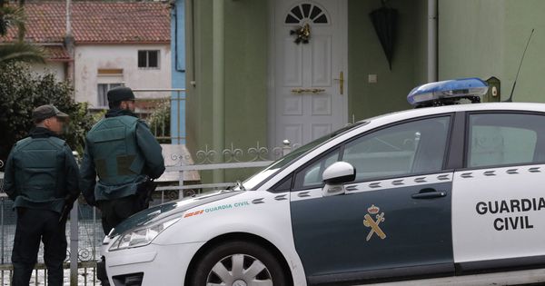 Foto: La Guardia Civil registra la casa del Chicle en Rianxo. (EFE)