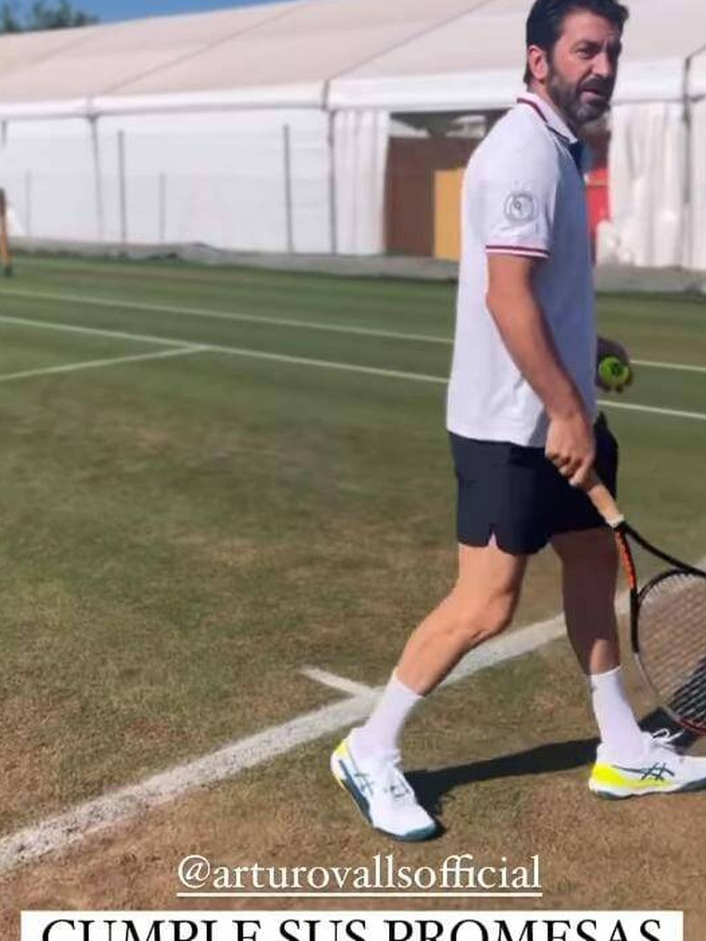 Arturo Valls, jugando al tenis en Mallorca. (Instagram@arturovallsofficial)