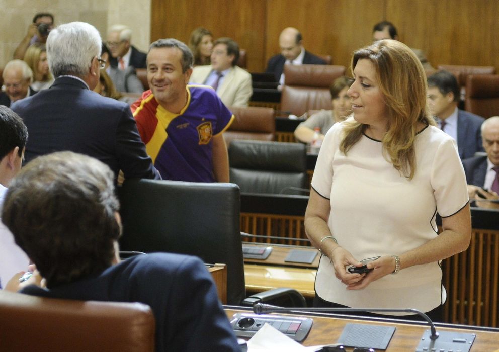 Foto: La presidenta de la Junta de Andalucía, Susana Díaz (d) (Efe)
