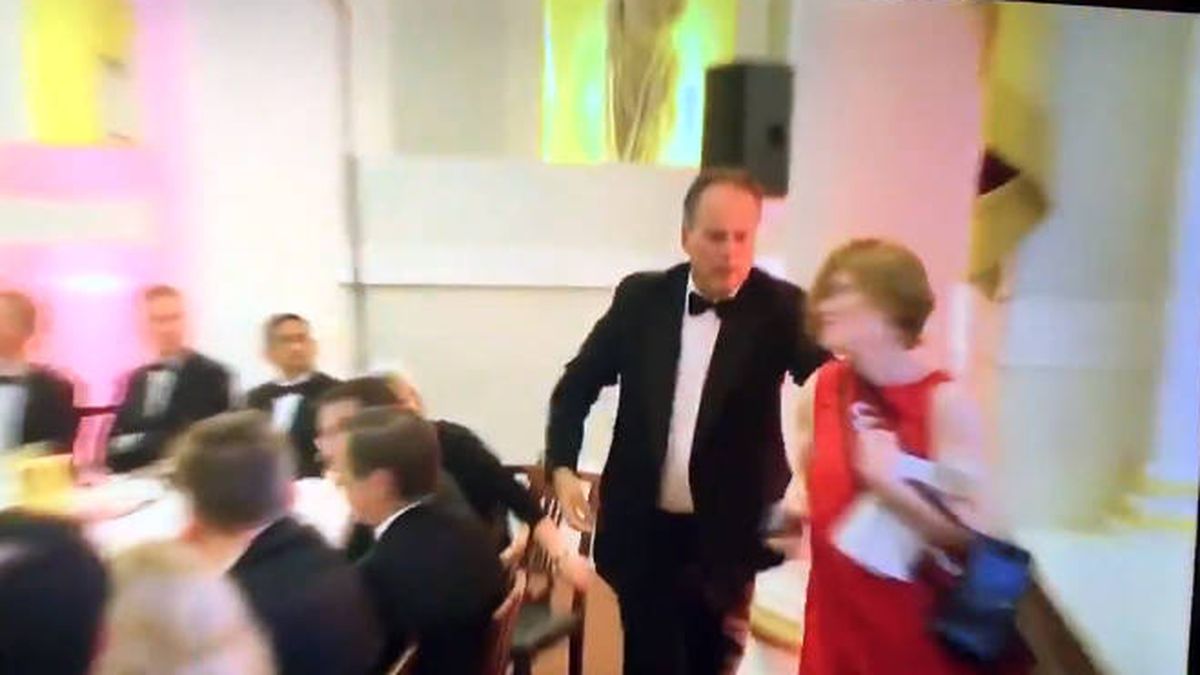 Un ministro inglés, suspendido por agarrar y empujar a una activista en una cena