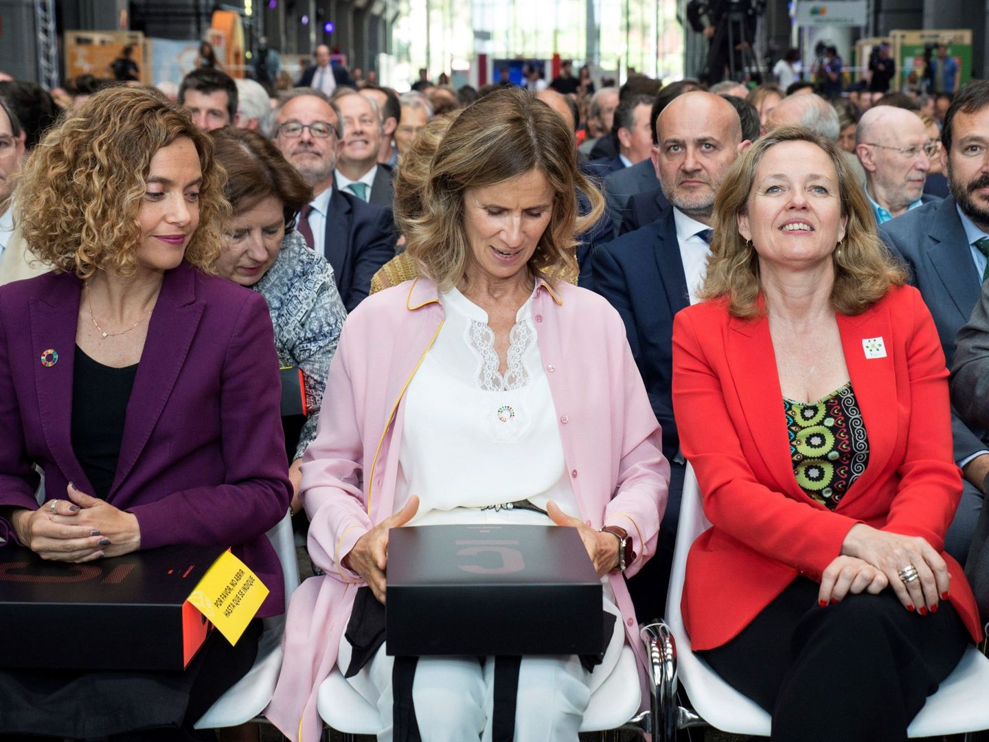  La Presidenta del Congreso de los Diputados, Meritxell Batet (i), y la Ministra de Economía Nadia Calviño (d) y la presidenta de COTEC, Cristina Garmendia. (EFE)