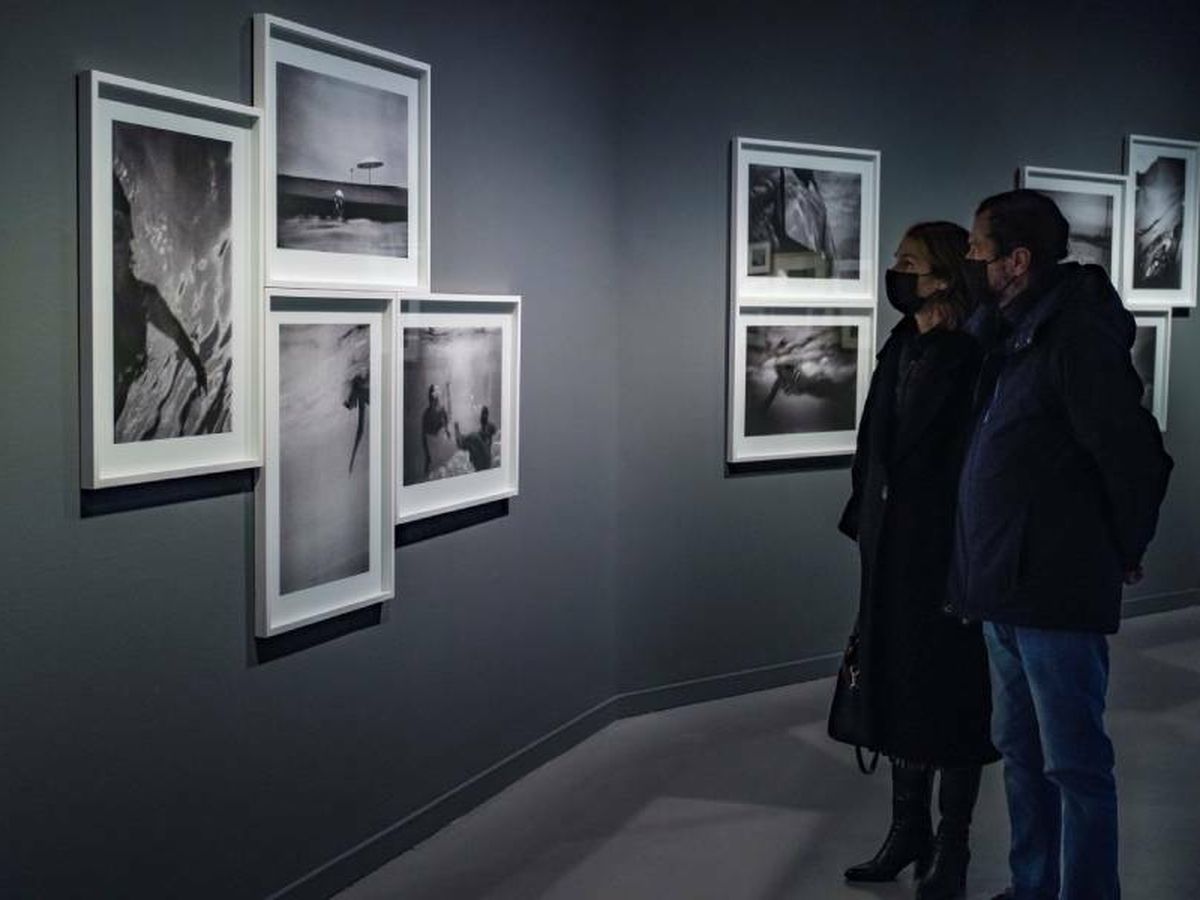 Foto: Visitantes frente algunas fotografías de las exposición. 