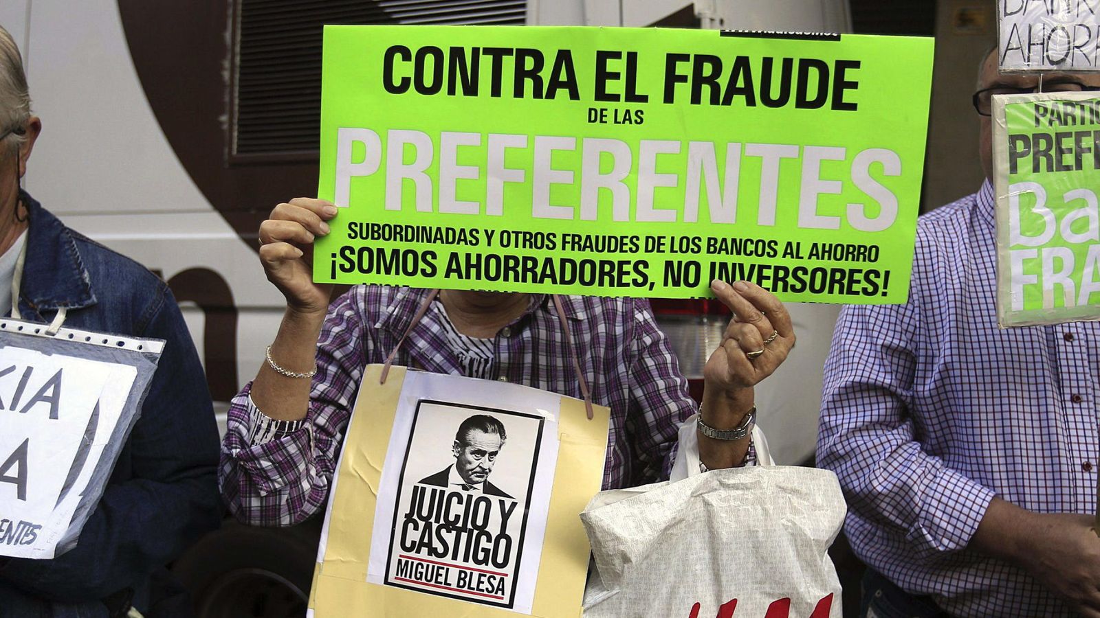 Foto: Afectados por las preferentes de Bankia protestan ante la Audiencia Nacional. (EFE)