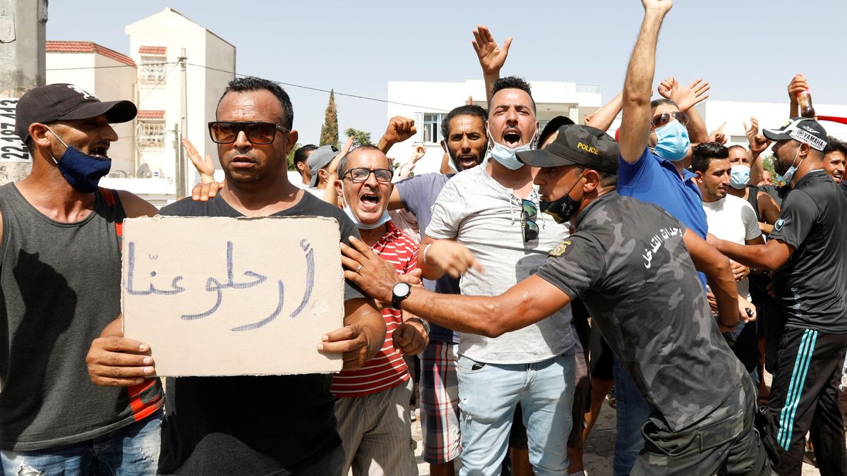 El botón del pánico (constitucional) que ha puesto 'en pausa' la democracia en Túnez