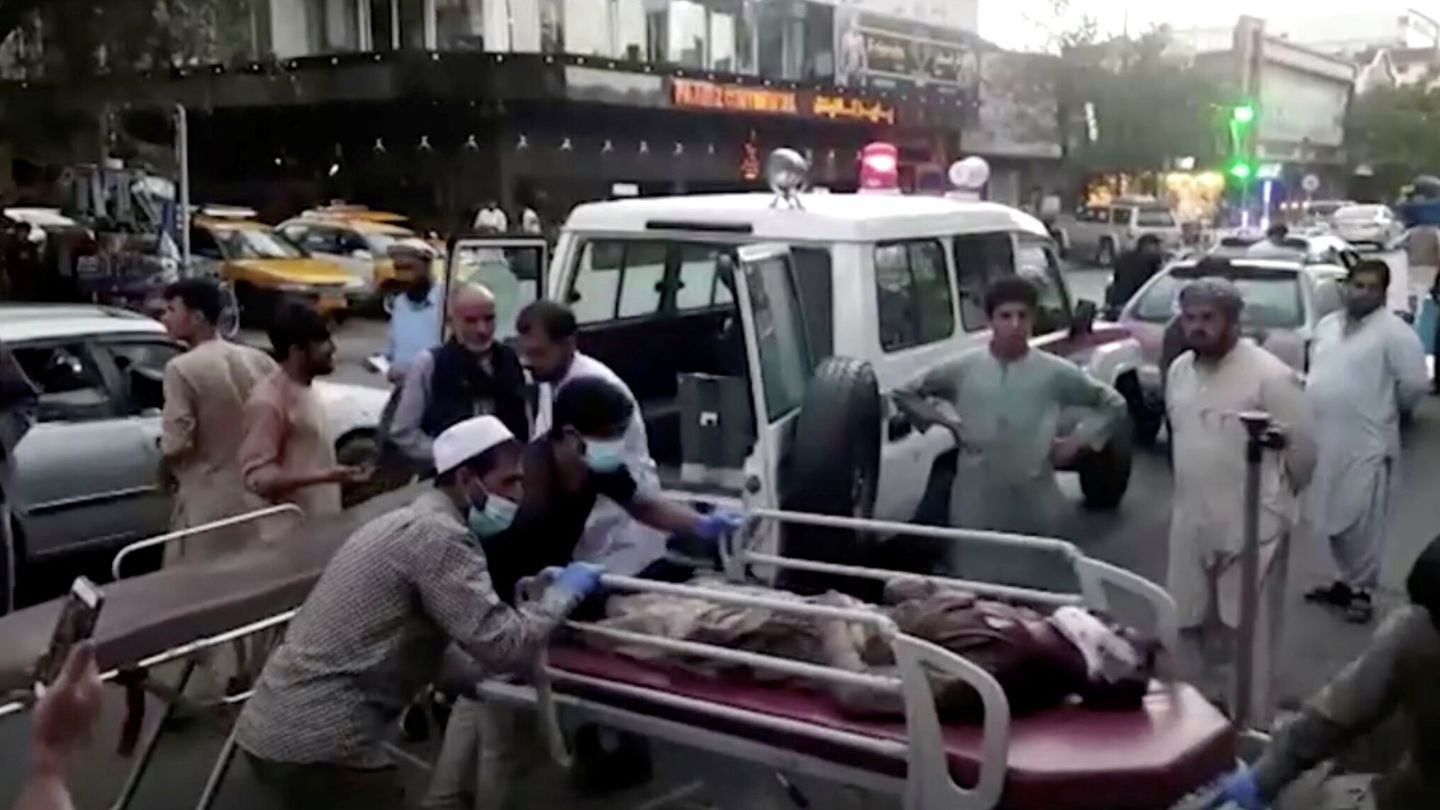 Heridos llegan al hospital tras el doble atentado en Kabul. (Reuters) 