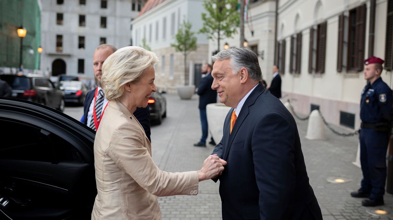 Foto: Von der Leyen y Orbán, en una imagen de archivo. (Reuters)