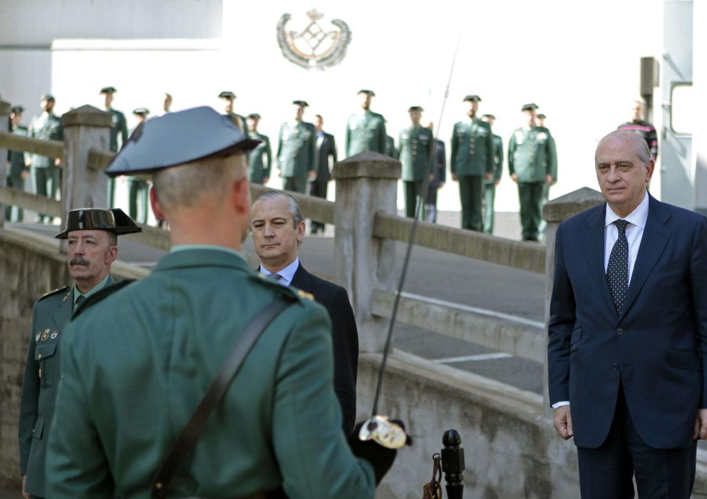 Foto: A la derecha, el ministro del Interior, Jorge Fernández Díaz, en una visita a Bilbao (EFE)