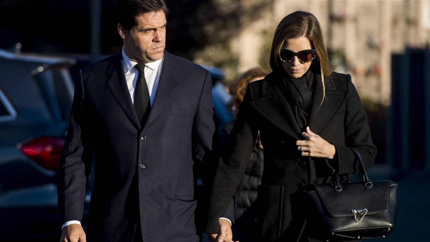 Luis Alfonso de Borbon y Margarita Vargas en el funeral de Carmen Franco. (EFE)