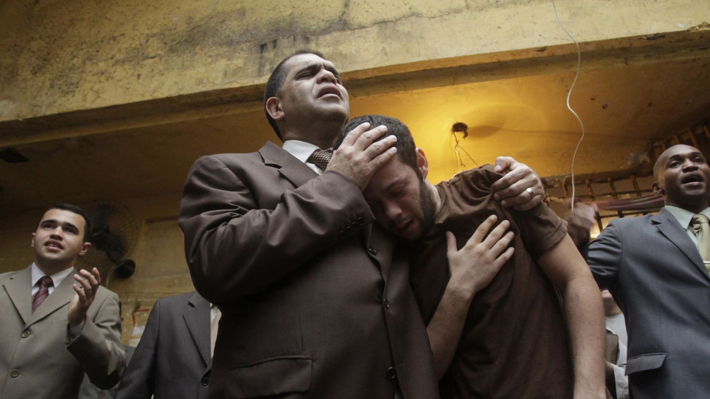 El pastor evangelista Marcos Pereira Silva abraza a un preso en una cárcel de Río (Reuters).