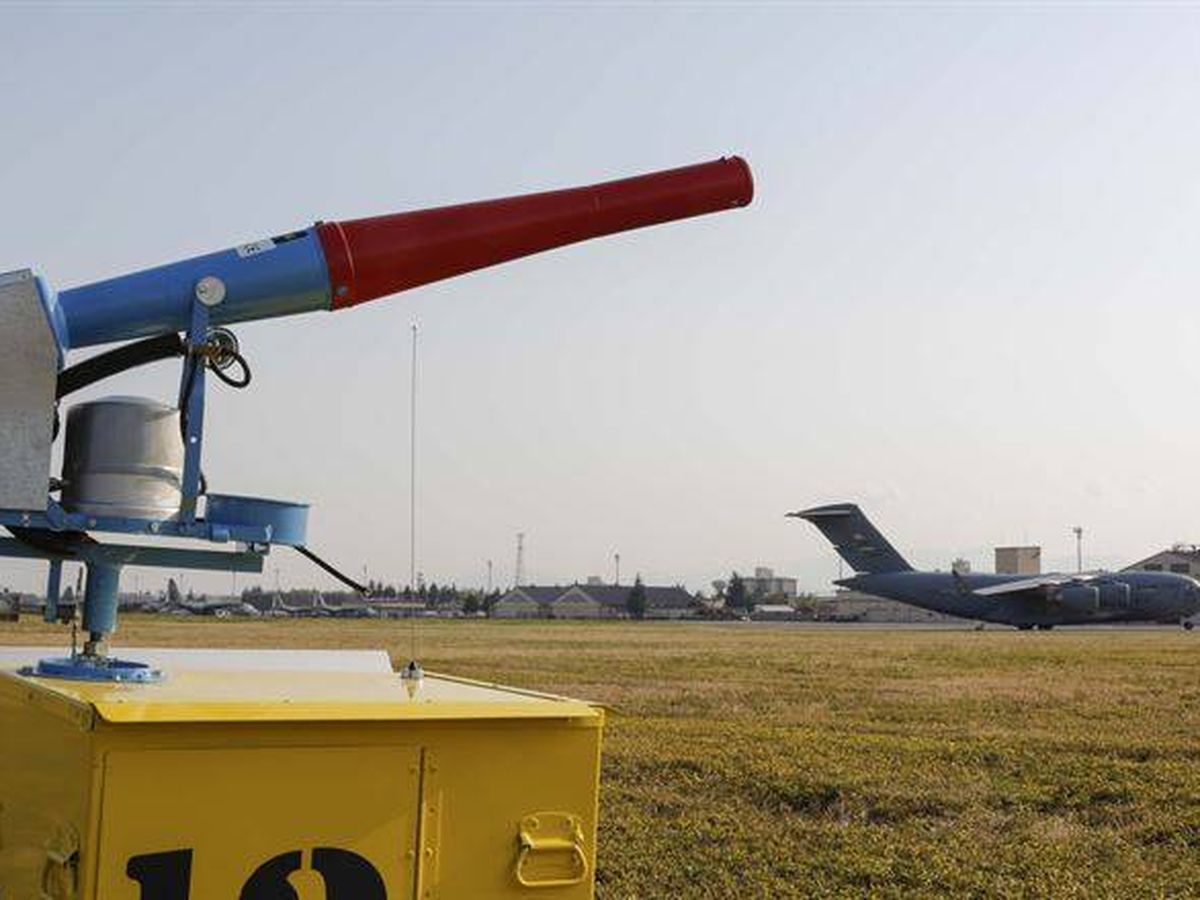 Foto: Cañón instalado en un aeródromo para ahuyentar a las aves y prevenir accidentes aéreos. 