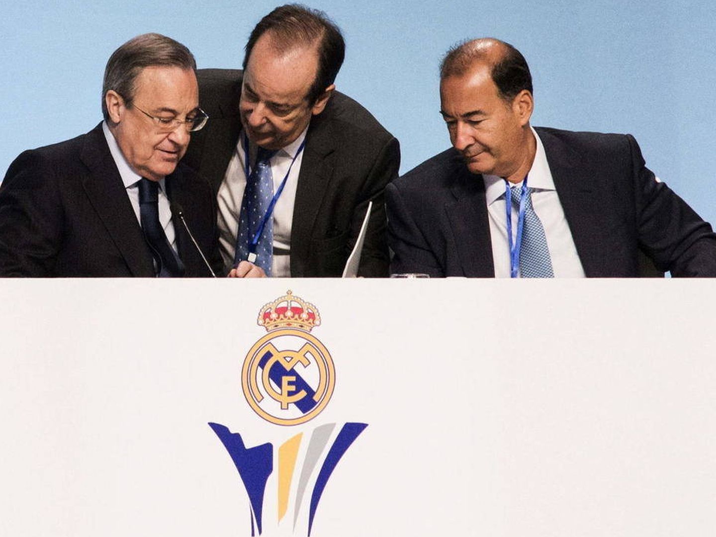Manolo Redondo, de pie, junto a Florentino Pérez durante una Asamblea del Real Madrid. (EFE)