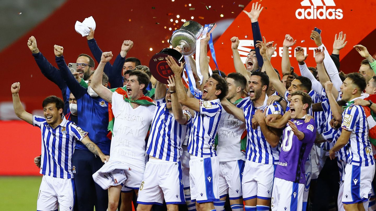 Los jugadores de la Real celebran el título de Copa. (EFE)