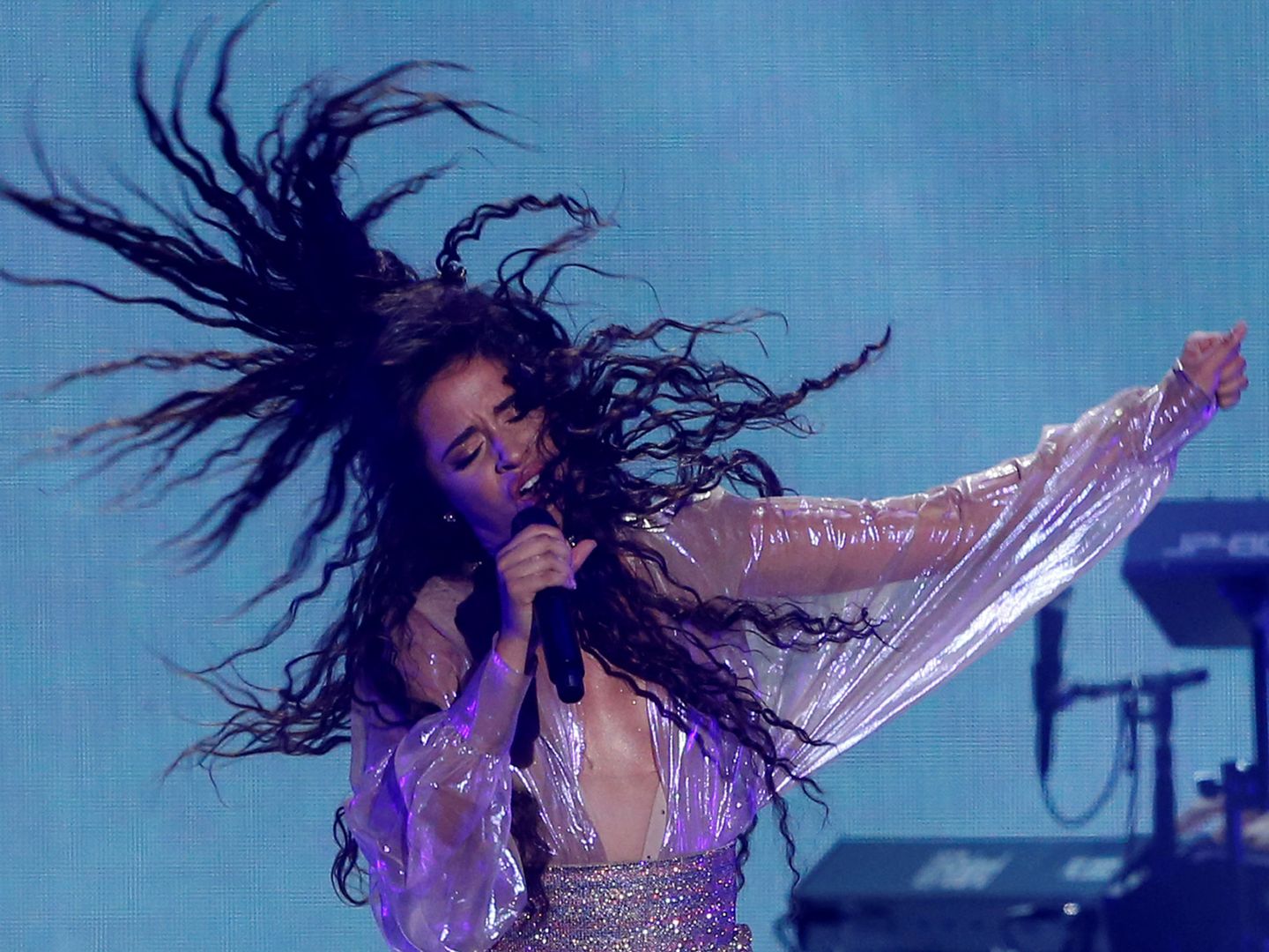 Camila Cabello, melena rizada al viento, en un concierto en Estados Unidos.  (Reuters)
