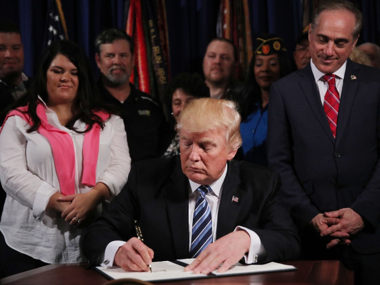 Donald Trump firma una orden ejecutiva en el Departamento de Asuntos de Veteranos de Guerra, en Washington, el 27 de abril de 2017. (Reuters)