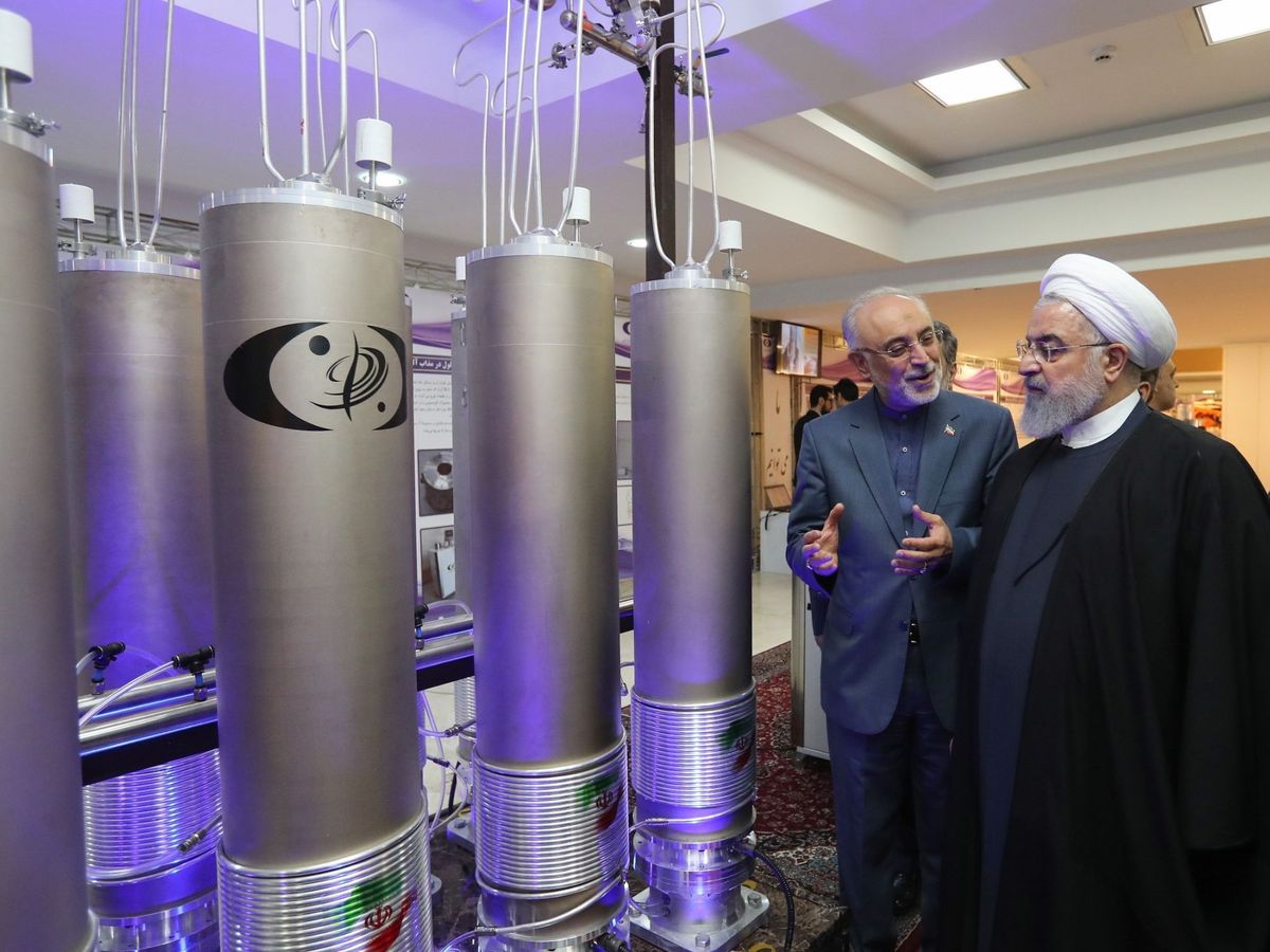 Foto: El presidente iraní, Hasán Rohaní, durante una visita a la organización de tecnología nuclear Ali Akbar Salehila en Teherán, Irán. (EFE)