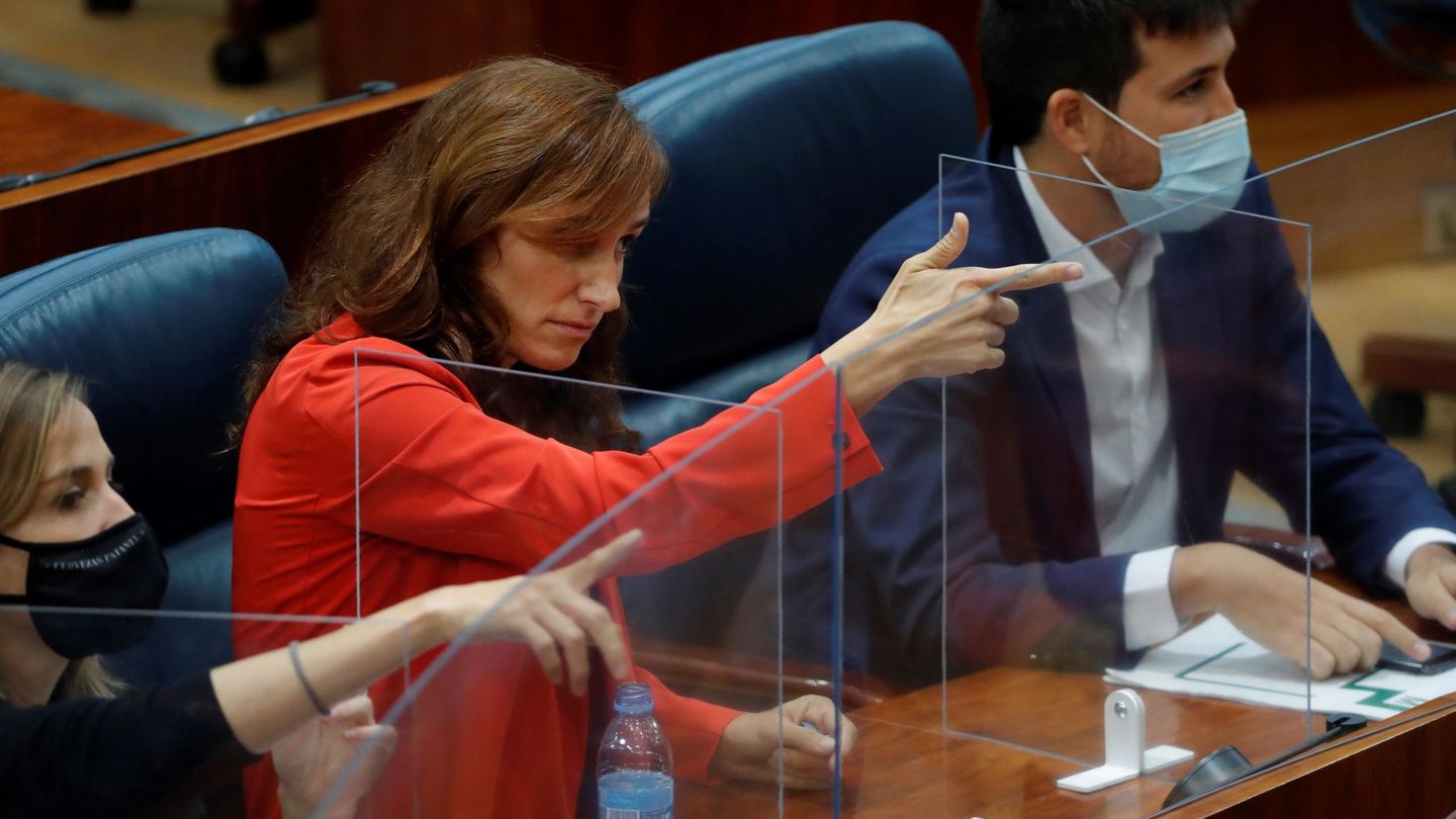 Una fotografía con polémica de Mónica García. (EFE)
