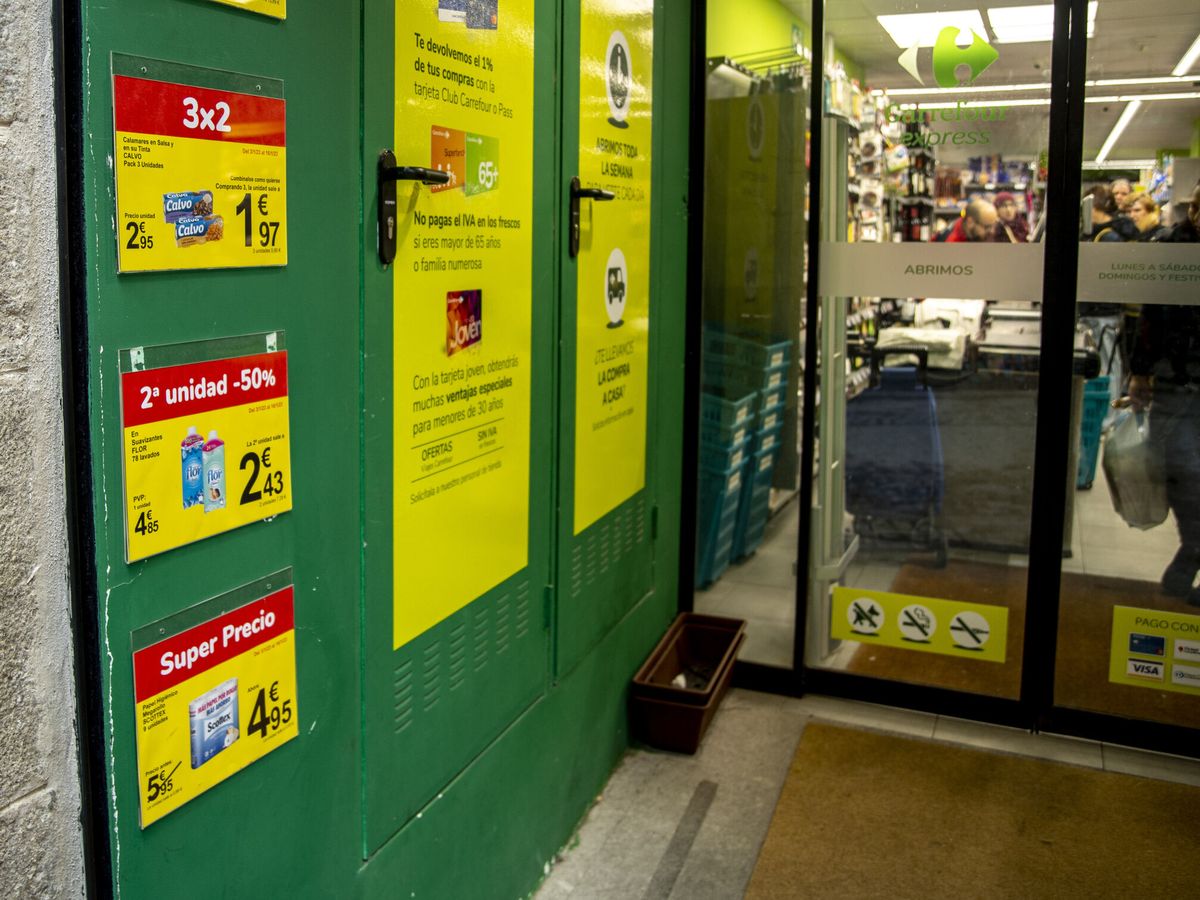 Foto: Carteles con precios en un supermercado. (EFE/Ismael Herrero)