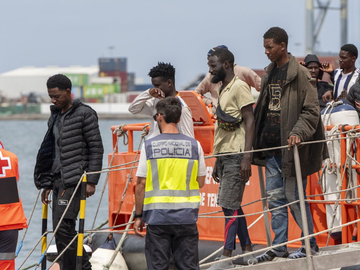 Foto: Varios migrantes llegan al puerto de Arrecife (Lanzarote), a bordo del Guardamar Concepción Arenal. (EFE/Adriel Perdomo)