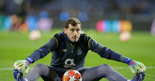 Foto: Iker Casillas hace estiramientos antes de empezar un partido con el Oporto. (Efe)