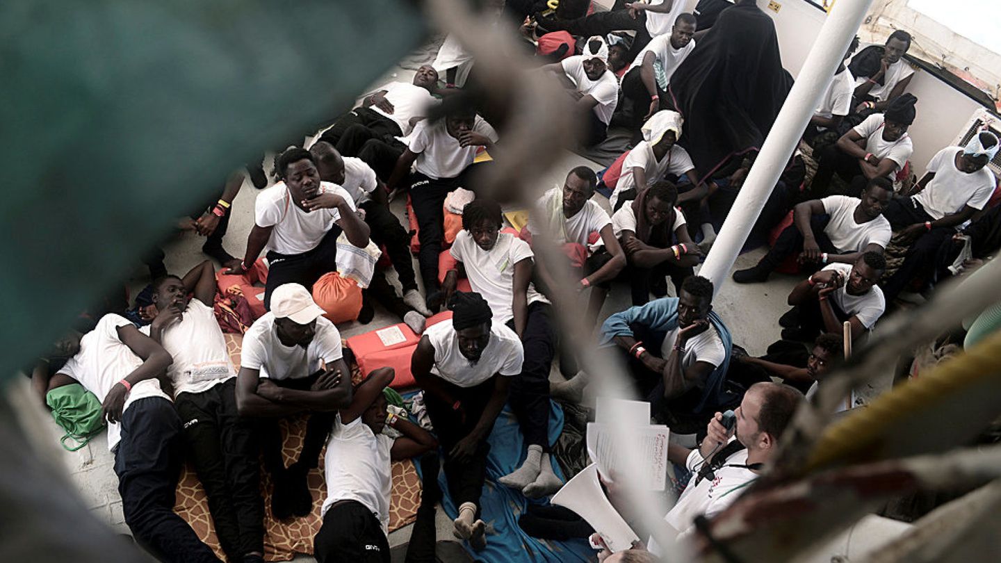 Varias personas descansan en el interior del barco. (Reuters)