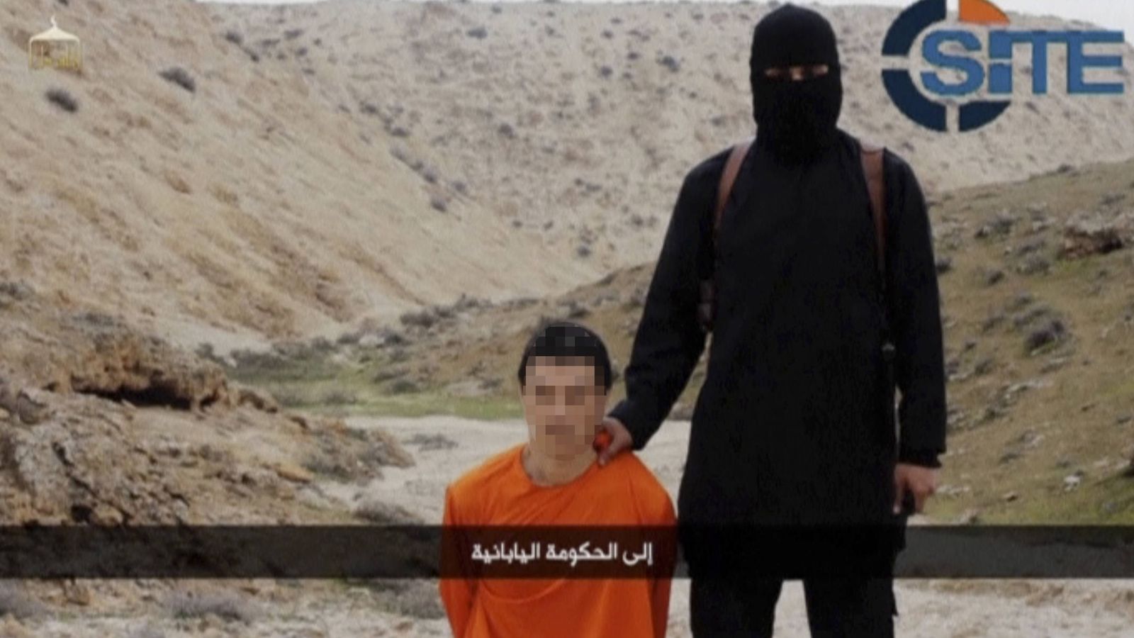 Foto: Un miliciano del Estado Islámico, junto a un rehén identificado como Kenji Goto, en una imagen de SITE. (Reuters)