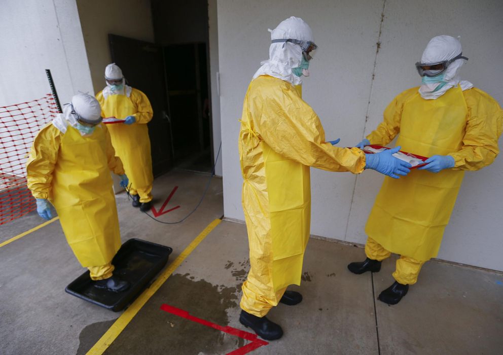 Foto: Varios profesionales vestidos con los trajes de protección para afrontar el trato de un paciente con ébola (Efe)