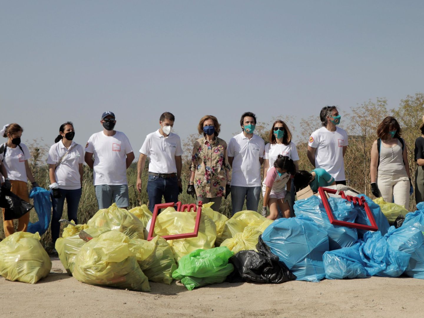 La reina Sofía participa en junio en una recogida de basura en el campo organizada por el proyecto Libera, de SEO BirdLife. (EFE Pablo Rojo Escalona)