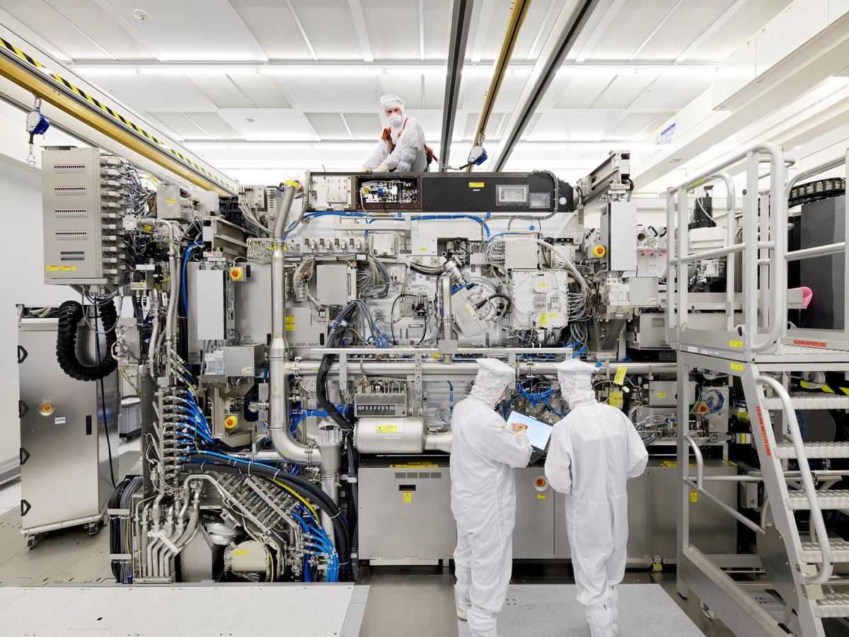 Foto: Trabajadores de una fábrica de semiconductores en Países Bajos. (Reuters)