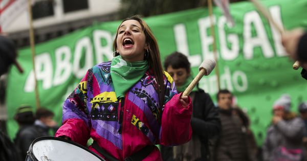 Foto: Personas a favor de despenalizar el aborto se manifiestan en el exterior del Congreso de Argetina. (EFE) 