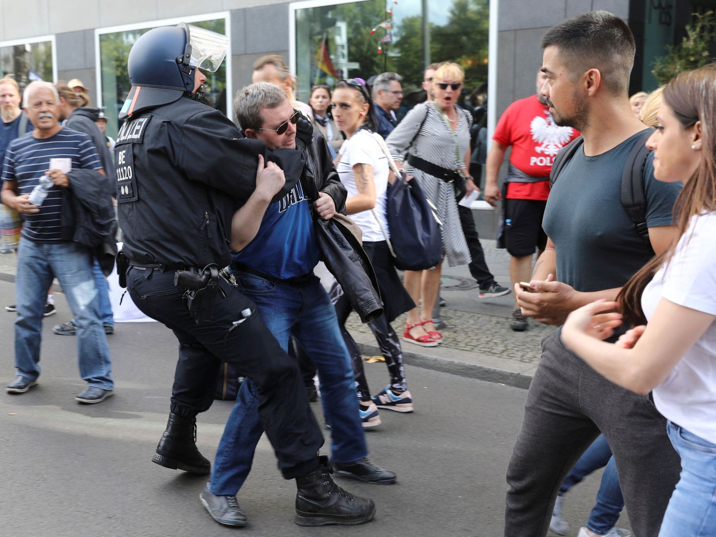 La policía alemana deteniendo a un manifestante. (Reuters)