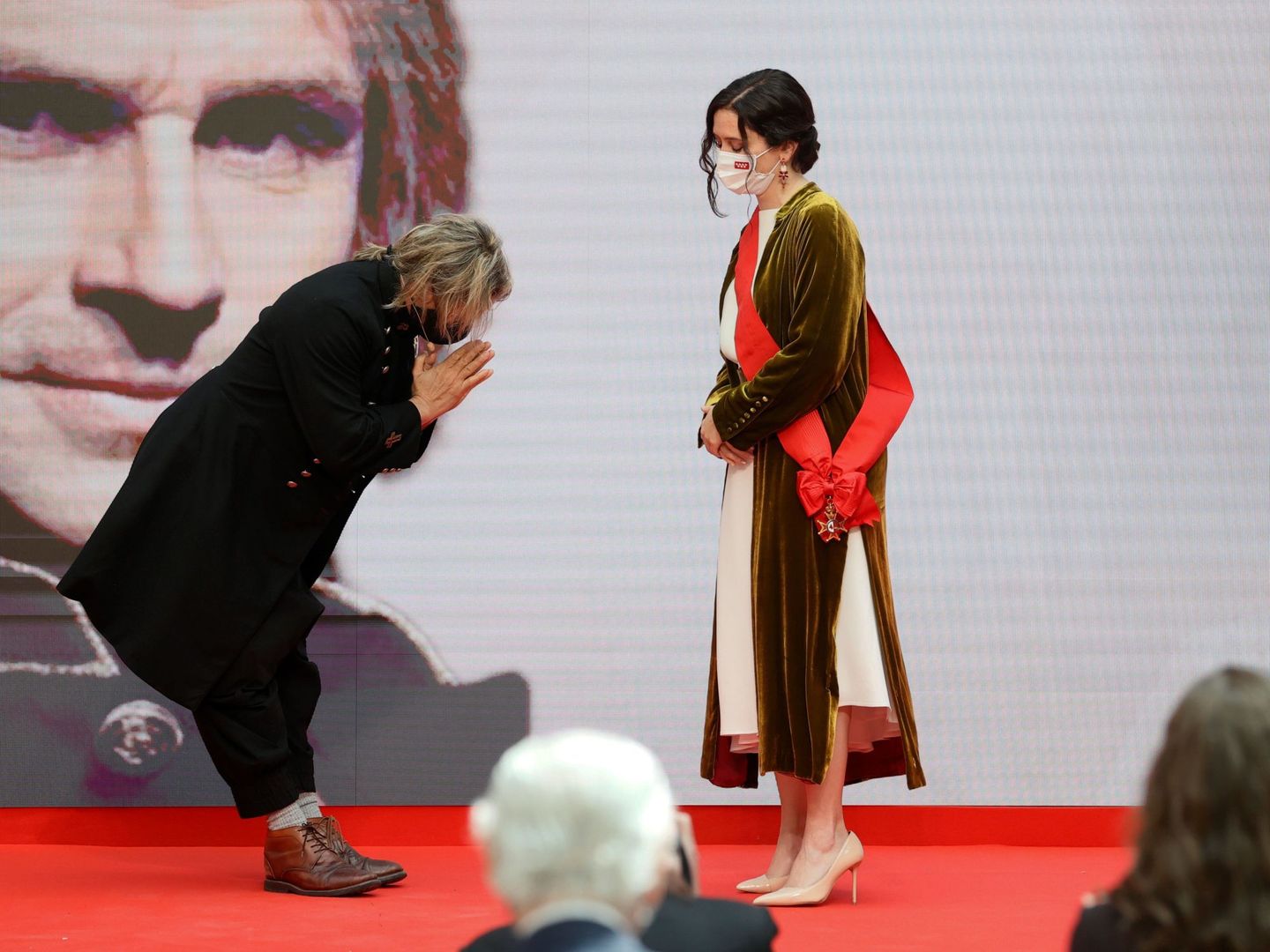 La presidenta de la Comunidad de Madrid, Isabel Díaz Ayuso, hace entrega de la Gran Cruz de la Orden del Dos de Mayo al músico Nacho Cano. (EFE) 