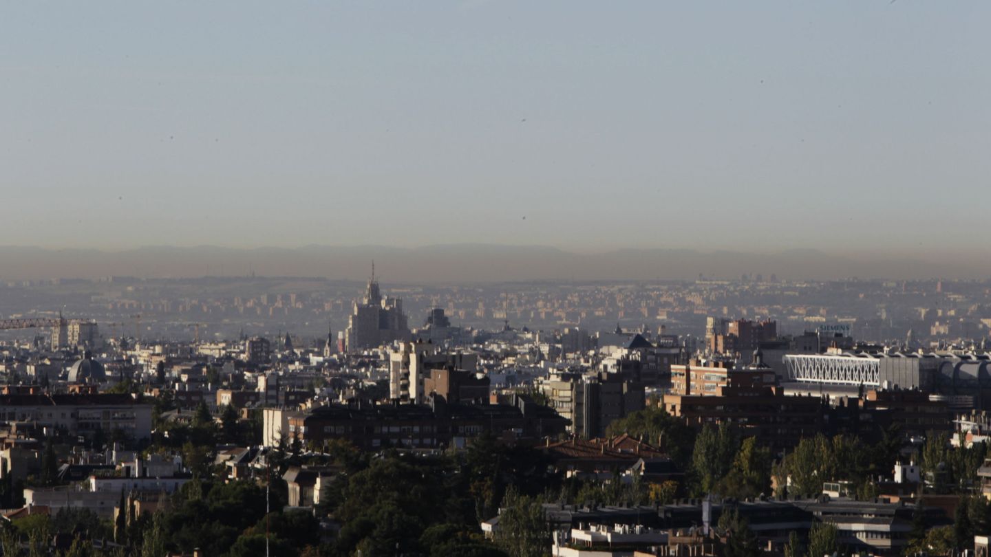 Imagen del cielo de Madrid contaminado (EFE)