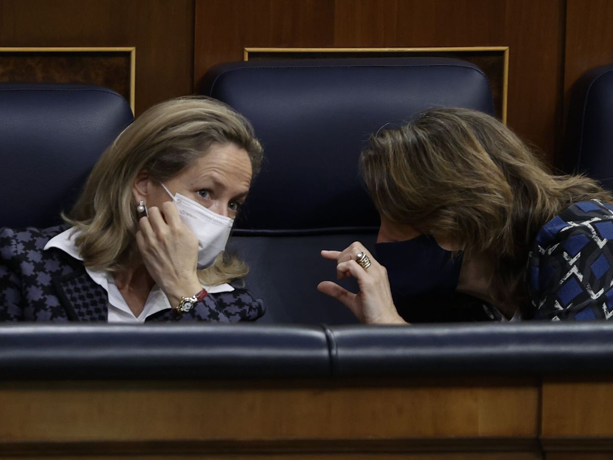 Foto: La ministra de Economía, Nadia Calviño (i) y la ministra de Transición Ecológica, Teresa Ribera. (EFE/Chema Moya)