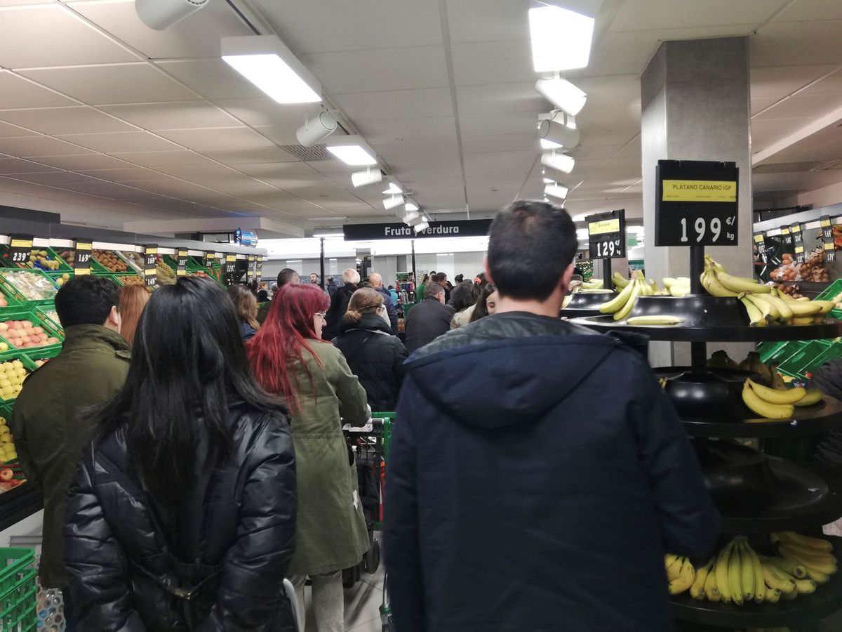 Foto: Colas en un supermercado de Madrid, hoy martes. (Juan Vargas/EFE)
