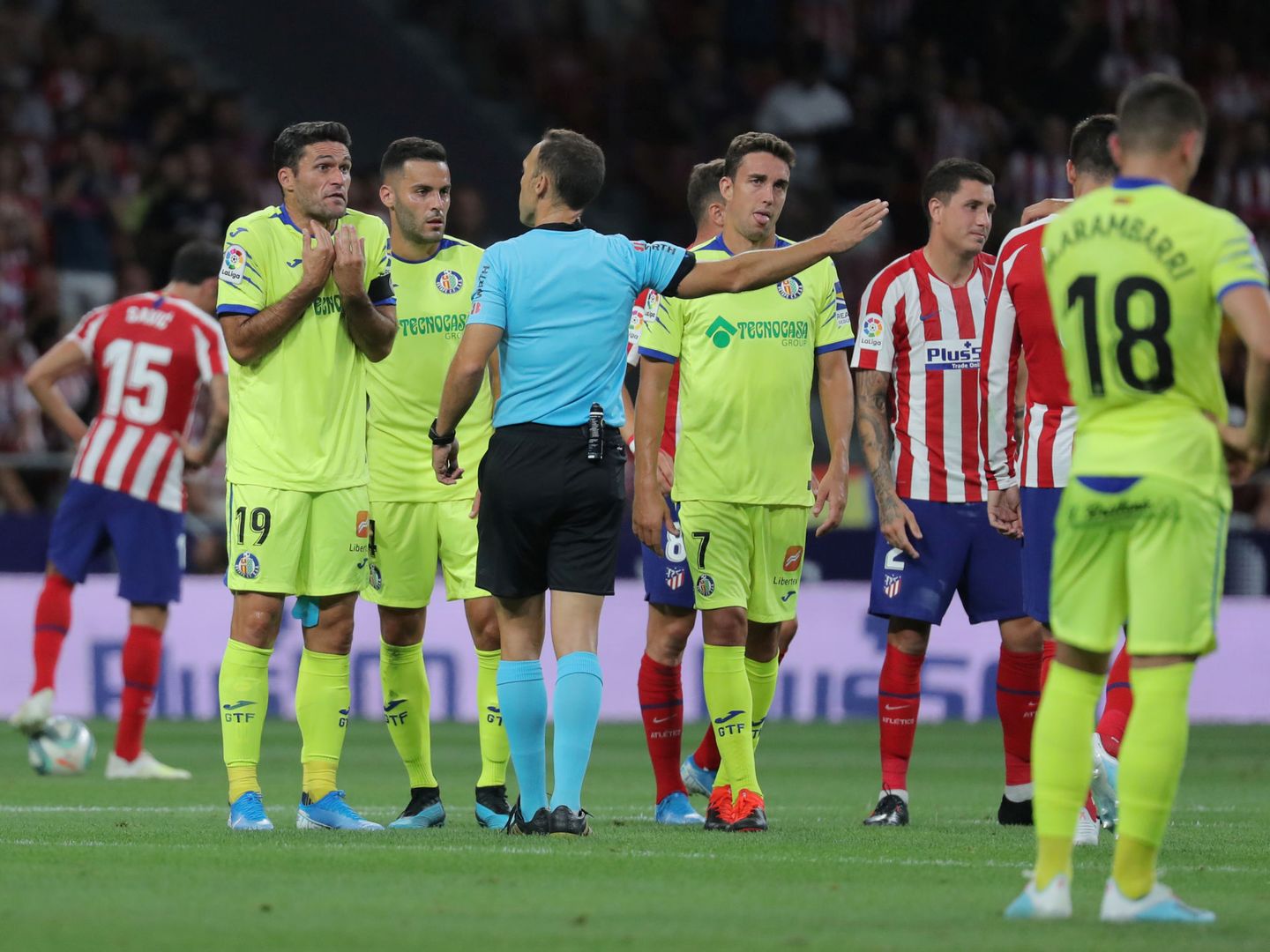 Jorge Molina se queja de su expulsión durente el Atlético de Madrid-Getafe jugado este domingo. (Reuters)