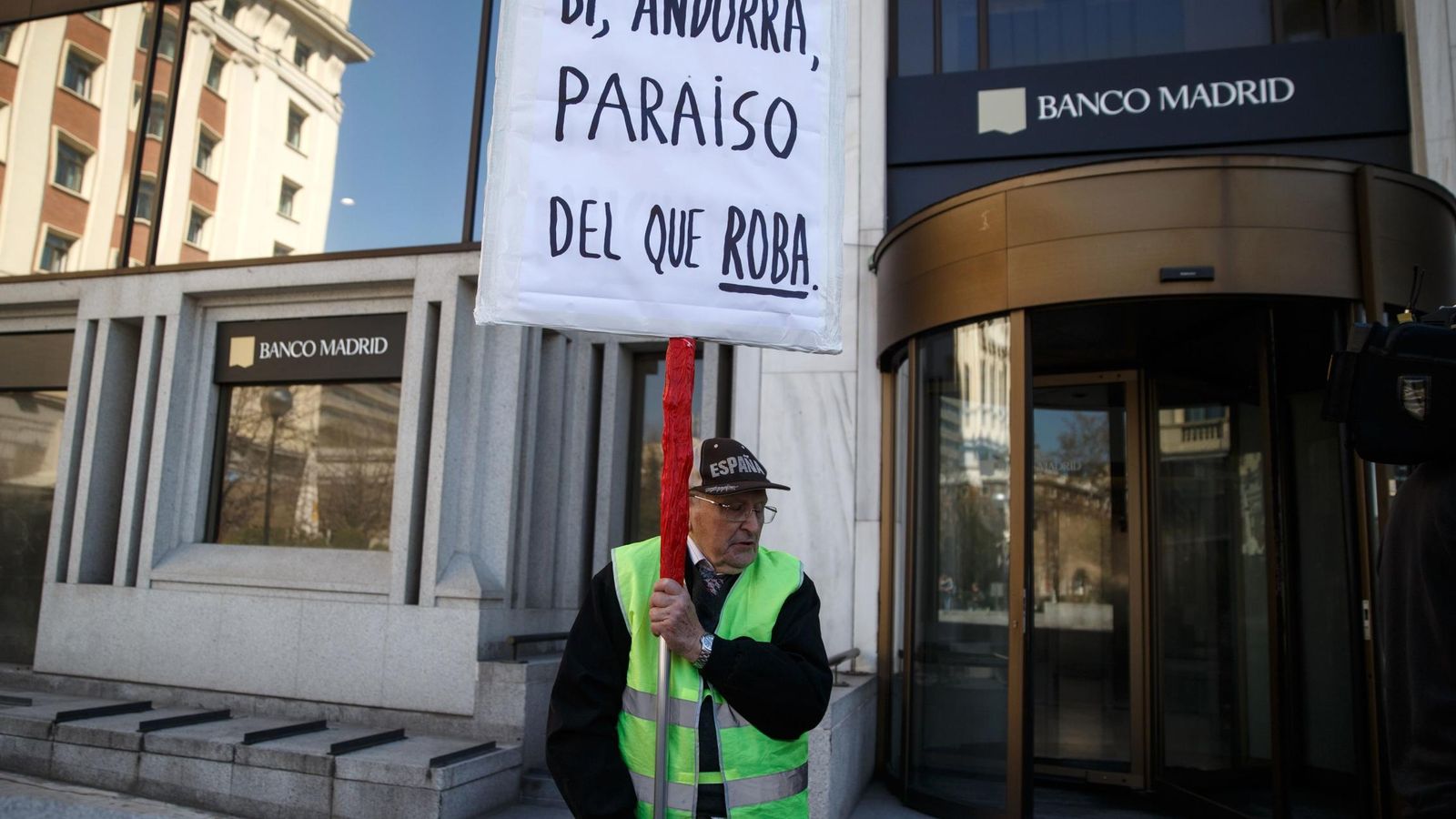 Foto: Protestas ante la sede de Banco Madrid. (Reuters)