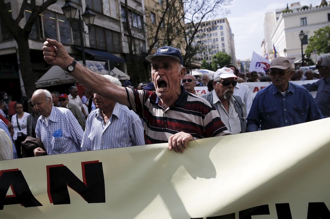 Un pensionista griego durante una protesta por el sistema sanitario, en Atenas. (Reuters)