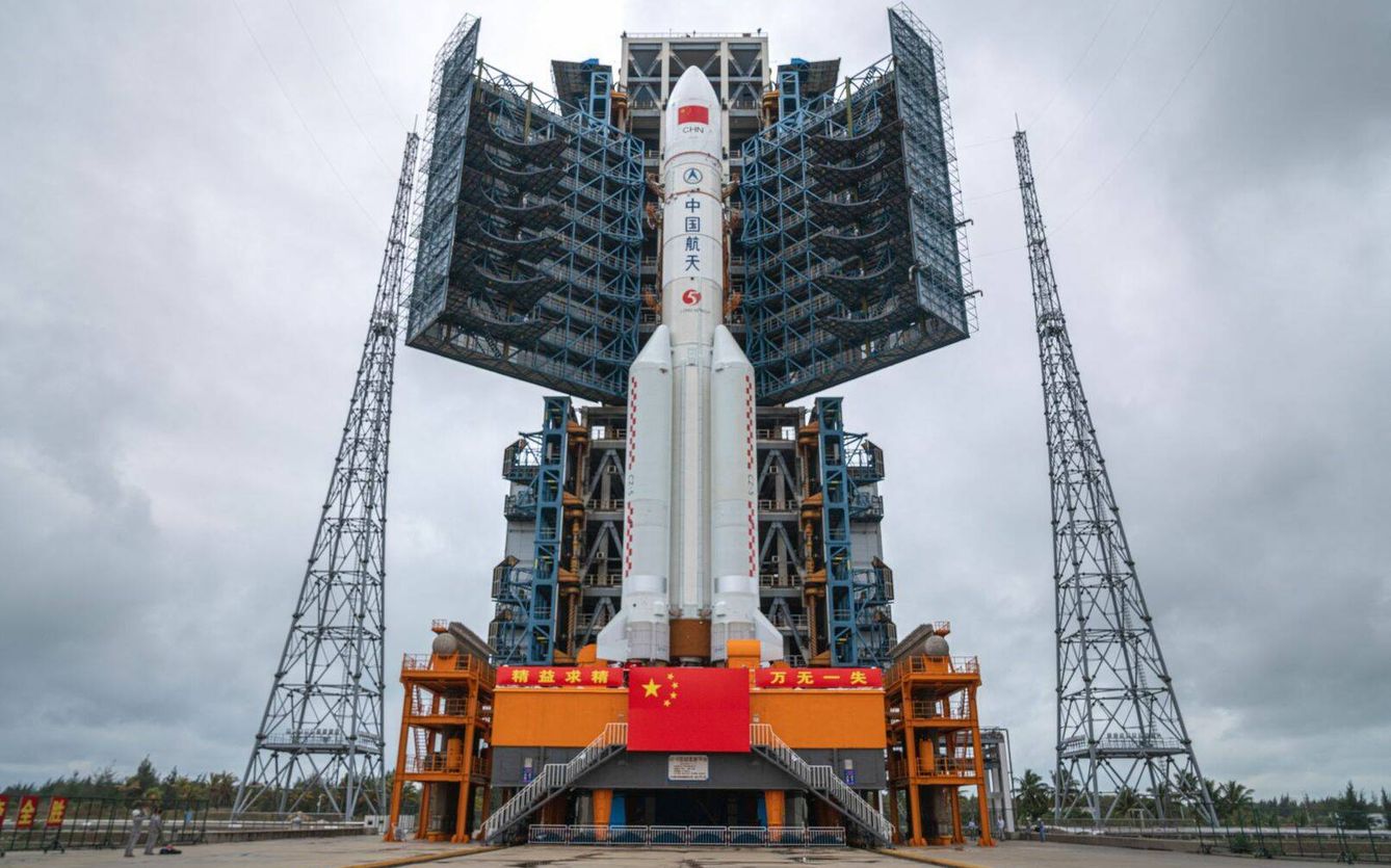 El cohete Long March 5 listo para lanzar el primer módulo de la estación espacial china
